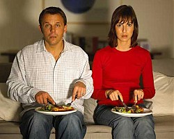 Храненето пред телевизора трупа излишни калории