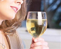 Алкохолът повишава риска за рак при жените