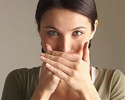 Миризмата в устата: винаги ли зъбите са виновни?