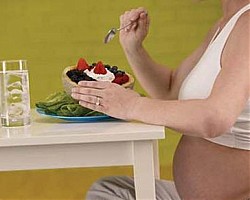 Непълноценното хранене по време на бременност и кърмене