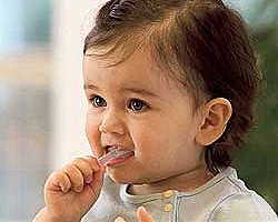 Децата не бива да мият зъбите си след всяко ядене!?