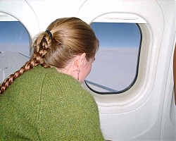 Не сядайте до прозореца по време на полет!