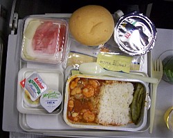 Защо храната в самолета ни се струва безвкусна